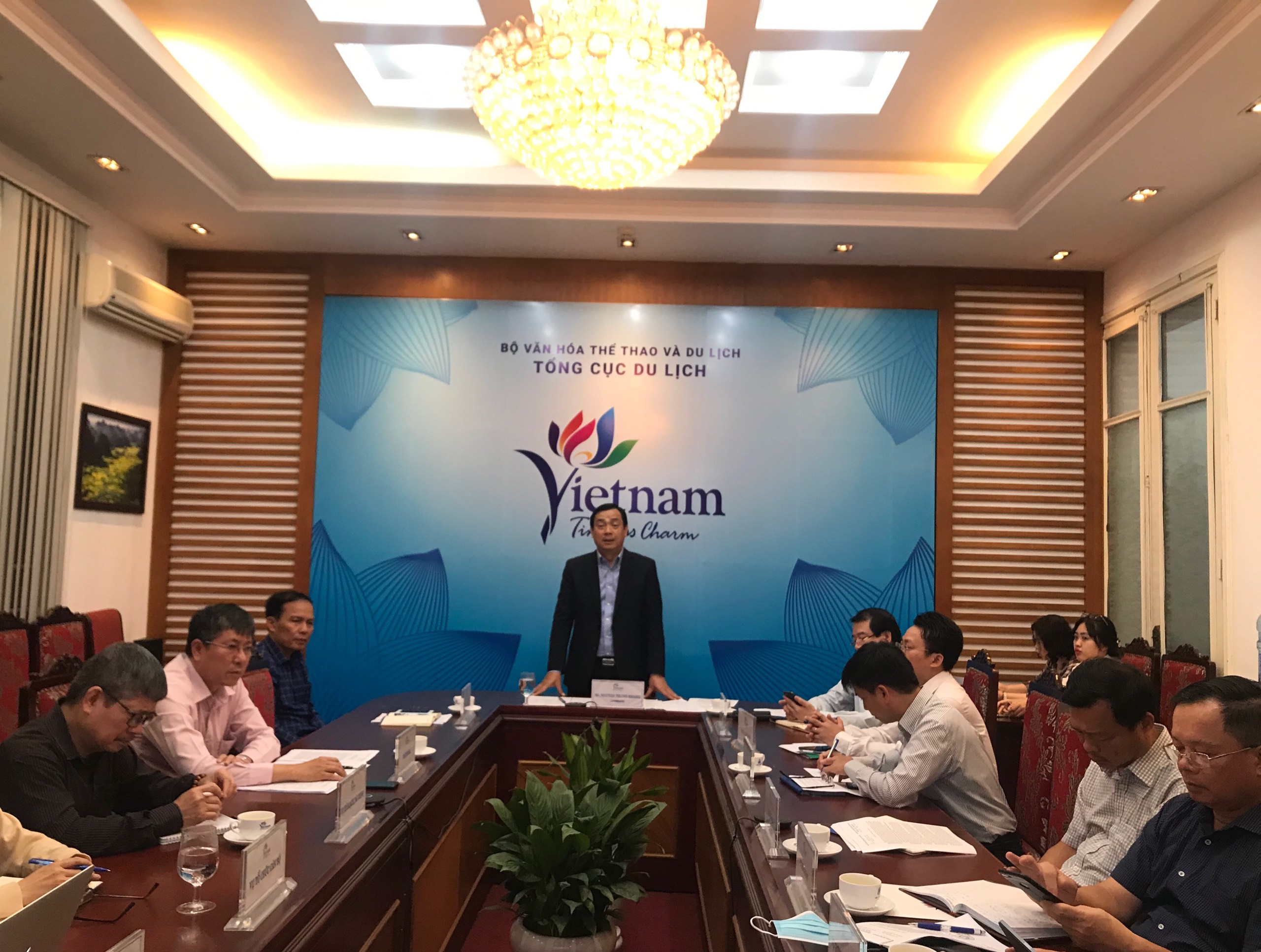 Tổng cục trưởng Tổng cục Du lịch Nguyễn Trùng Khánh phát biểu tại phiên họp.